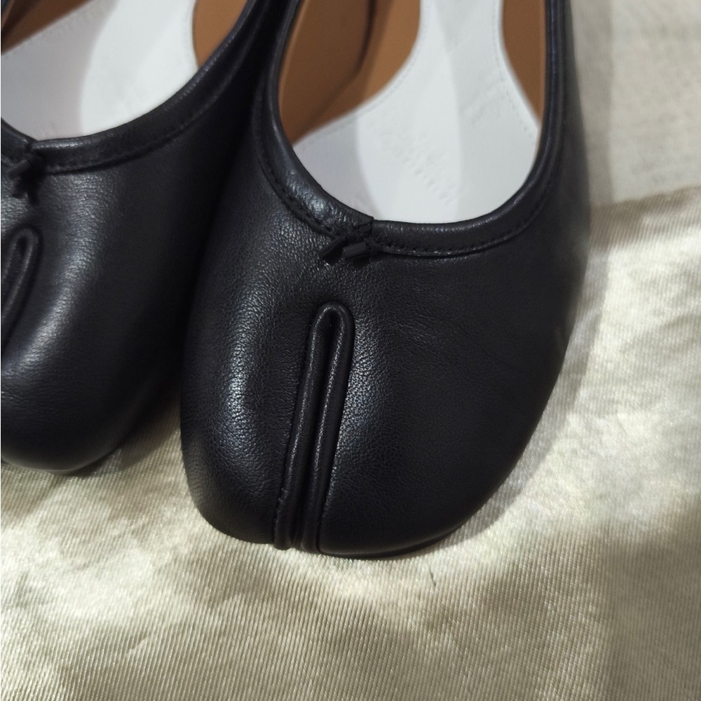 Maison Martin Margiela Black Split-Toe Leather Ballet Flats - Picture 4 of 11